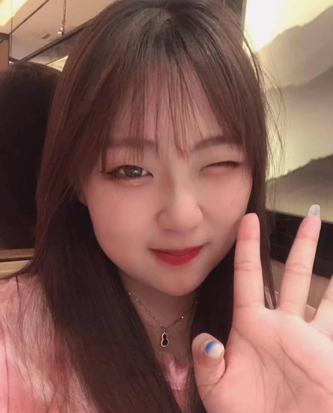 有点婴儿肥的年轻小姐姐